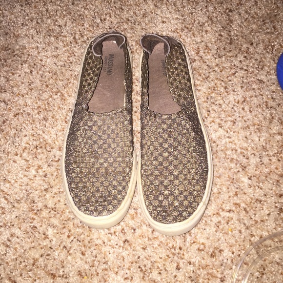 Mesh tennis shoes