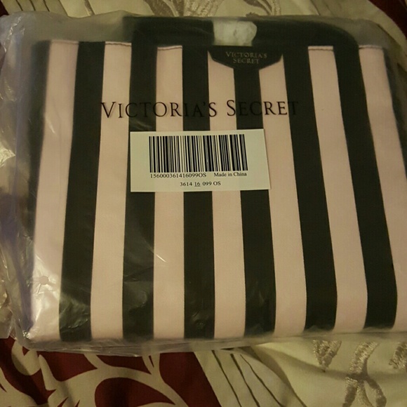 VICTORIA SECRET WEEKENDER WITH POUCH - Picture 2 of 4