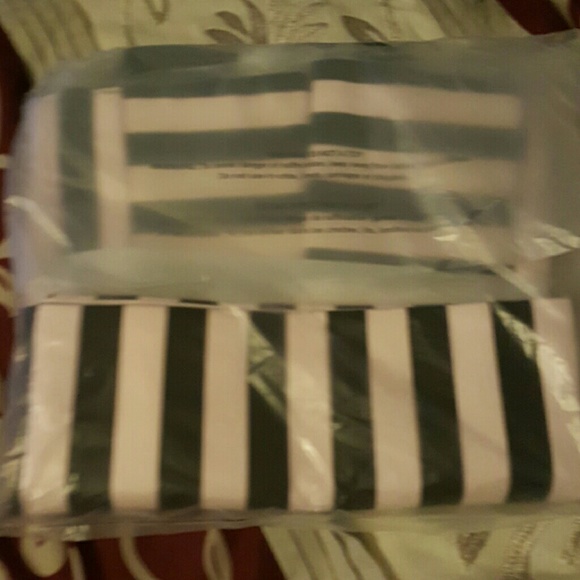 VICTORIA SECRET WEEKENDER WITH POUCH - Picture 3 of 4