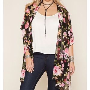 Plus size floral cardigan in black/light pink.