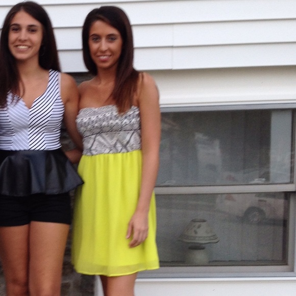 Meet your posher! 💅🏽🙋🏻👙👛☄️🦄 - Picture 2 of 3