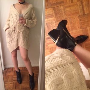 Pointy toe edge ankle boots