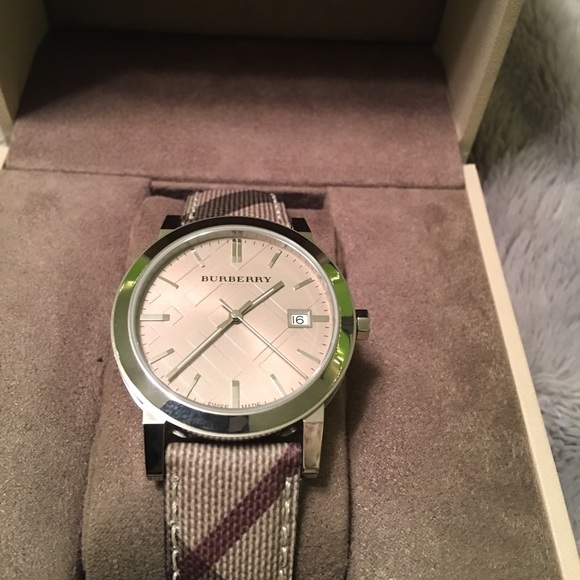 *Trading* Burberry Large Face Watch