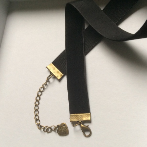 Restocked! Thin Velvet Choker - Picture 2 of 2