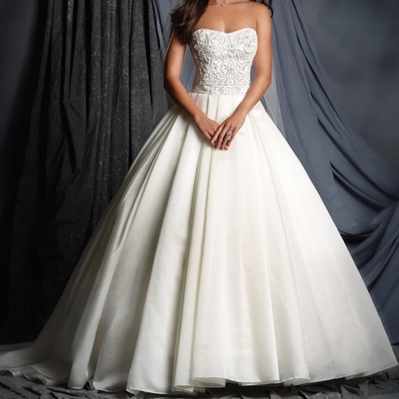 Alfred Angelo Dresses | Alfred Angelo Wedding Gown Style 2503 | Color: White | Size: 0 | Rwetzel's Closet