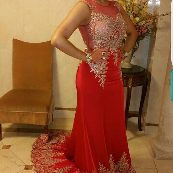 Gown - Picture 3 of 4