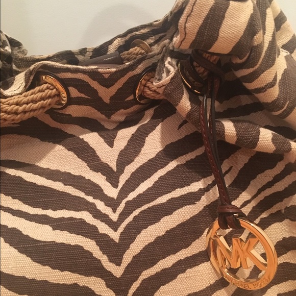 Michael Kors Marina Large Printed Tote - Picture 2 of 4