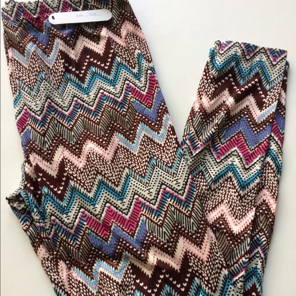 LAST ONE! Chevron print leggings (L-2x) - Picture 2 of 3