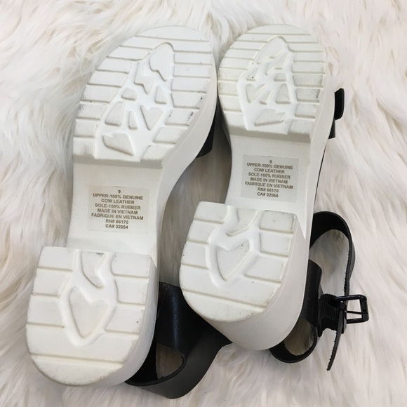 NEW Deena & Ozzy UO Black leather sandals - Picture 3 of 4