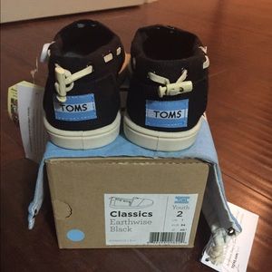 TOMS slip on - youth size