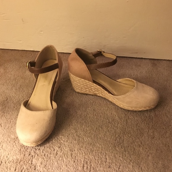 Tan closws toe wedges.