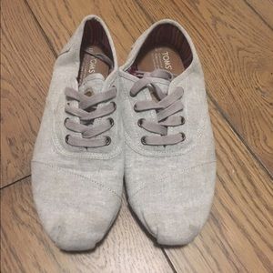 TOMS lace up sneakers lightly worn (W size 9)