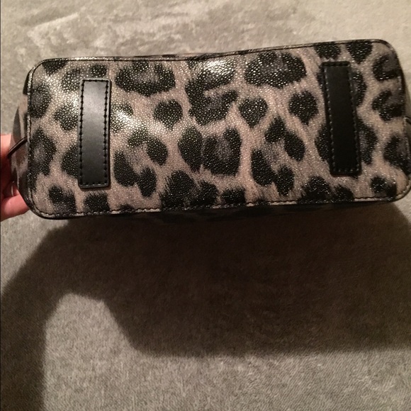 So cute!!! 😍 Nwt authentic Kate Spade purse! - Picture 2 of 4