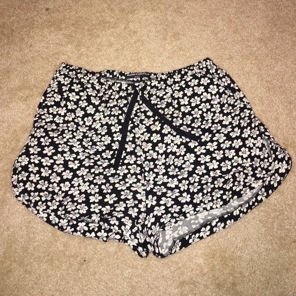 Brandy Melville Pants - 🚨LAST CHANCE🚨 Brandy Melville Shorts