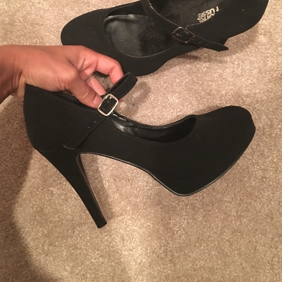 Black heels - Picture 1 of 1