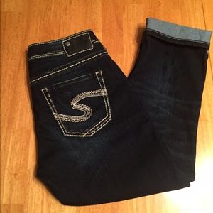 EUC SILVER SUKI DARK WASH CAPRIS