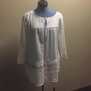 Nice white tunic with nice detail at bottom