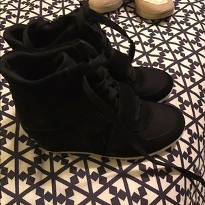 Black wedge sneakers