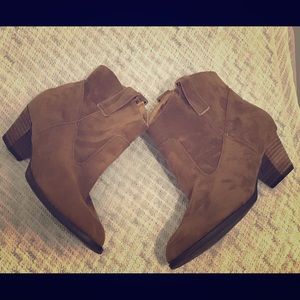 🎉Sale🎉Cute brown booties size 7