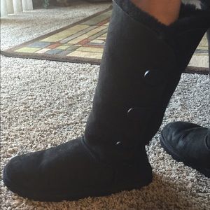 UGG Bailey Button Black