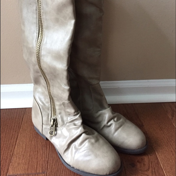 Boots - Picture 2 of 4