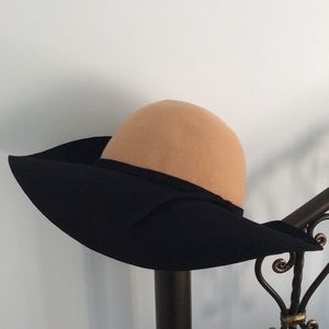 Wide brim hat