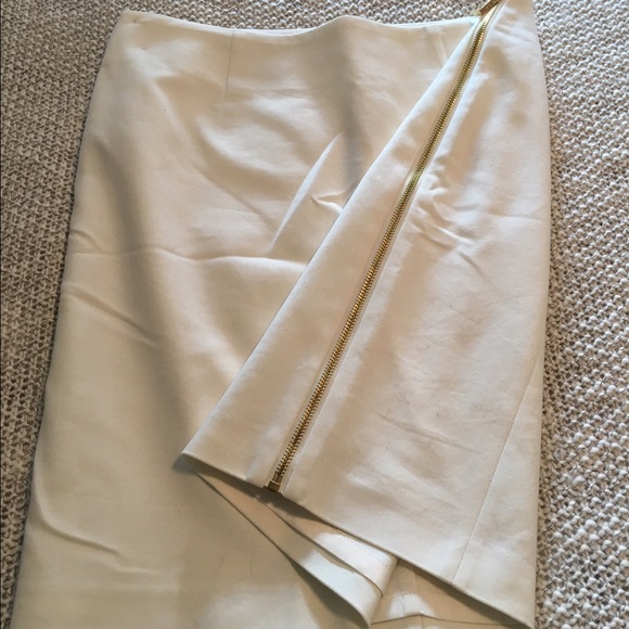 Vince Camuto Cream Skirt with Gold zipper. Size 6.