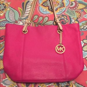 *AUTHENTIC Michael Kors purse!*