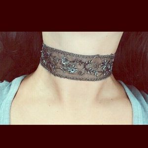 🚫SOLD🚫Silver shimmer lace choker