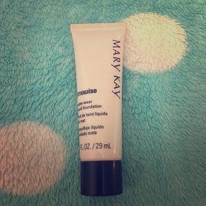 MK timewise foundation beige 2