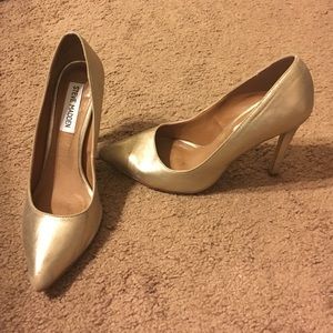 Steve Madden gold pumps