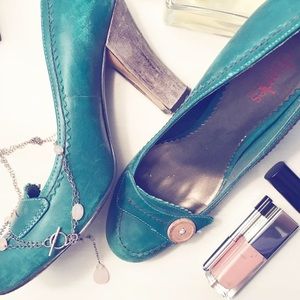 Charles David Button Pumps