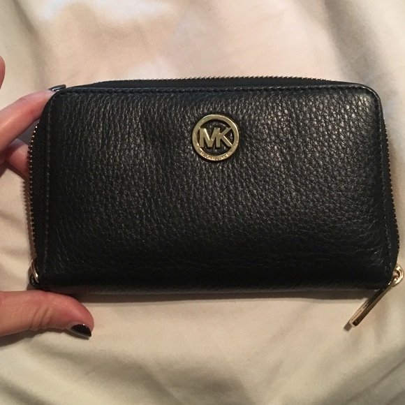 Michael Kors wallet can hold iPhone 6/6s
