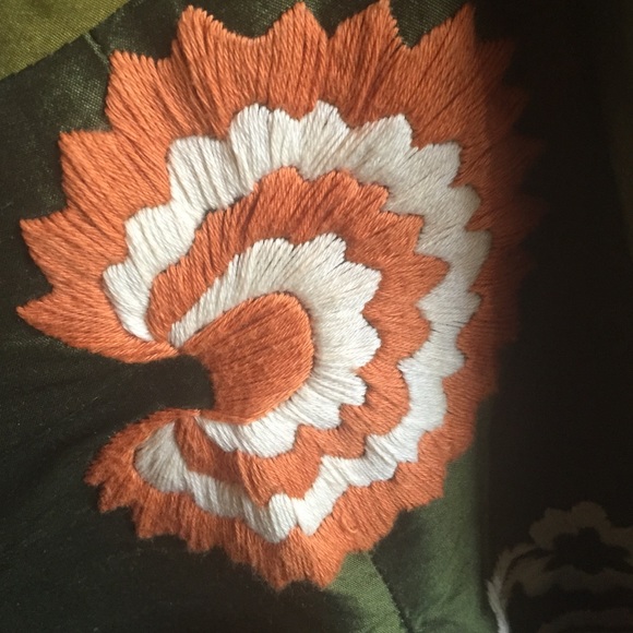 🌿 Tocca insanely gorgeous embroidered skirt!🌿 - Picture 3 of 5