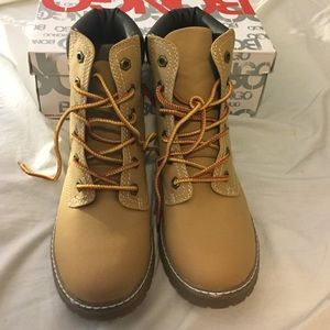 Bongo boots in size 9 . Great for fall and winter