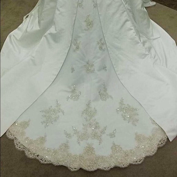 Brand New David’s Bridal Wedding Gown - Picture 2 of 3