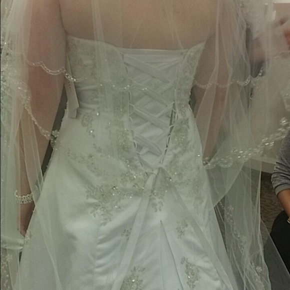 Brand New David’s Bridal Wedding Gown - Picture 3 of 3