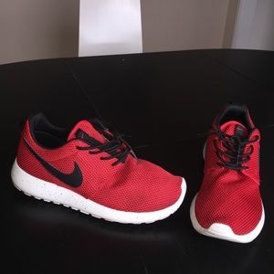 Red Nike roshes youth 6.5