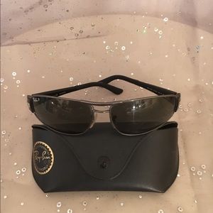 Ray Ban Unisex Aviator Sunglasses item is used