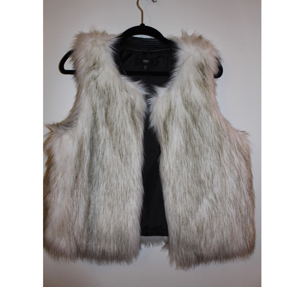 New/without tags: white faux fur vest