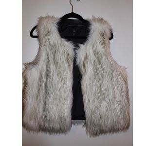 New/without tags: white faux fur vest
