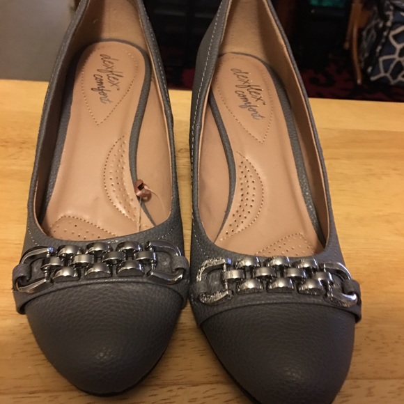 Gray shoes brand new size 9 1/2. De flex comfort.