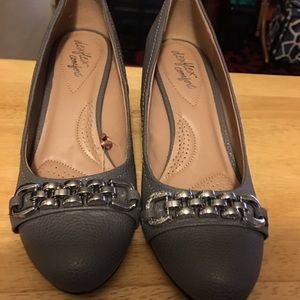 Gray shoes brand new size 9 1/2. De flex comfort.