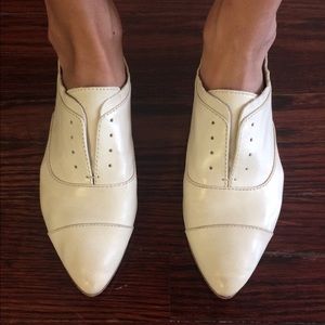 Frye oxford leather pointed toe flats in off white