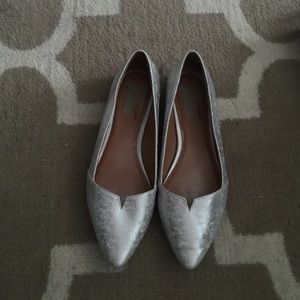 NWOT silver flats size 7