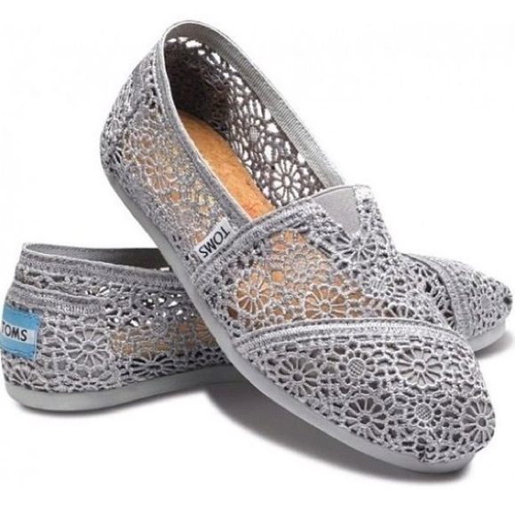 Gray floral toms