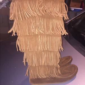 ***SOLD***Minnetonka five fringe boot