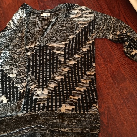 Patterned v-neck sweater w/ mid sleeves