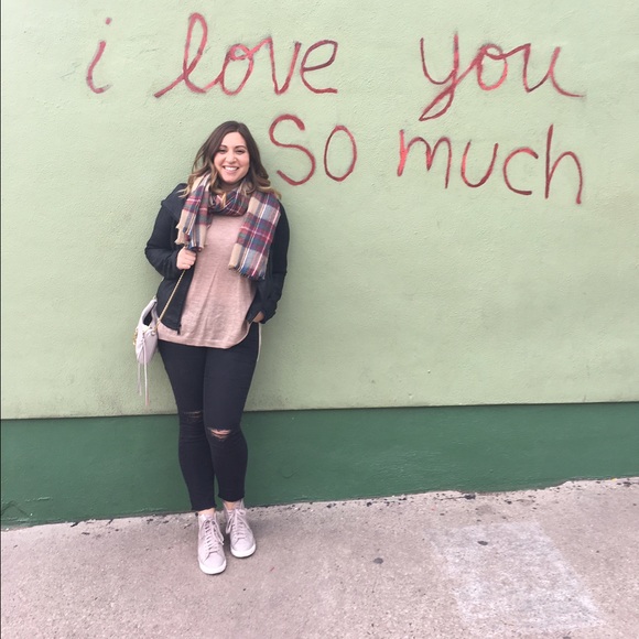 Meet your Posher, Rae - Picture 2 of 4