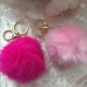 💕🌸2 pink faux fur pompom Keychain